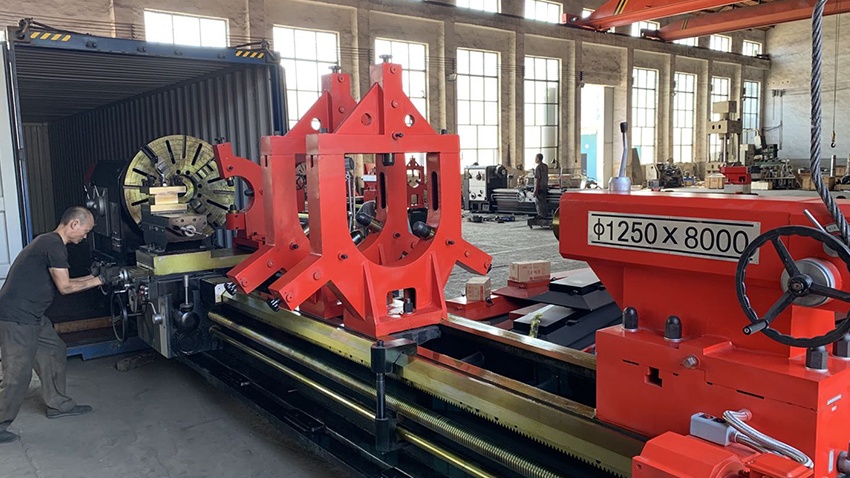 Horizontal Lathe Machine Loading_1